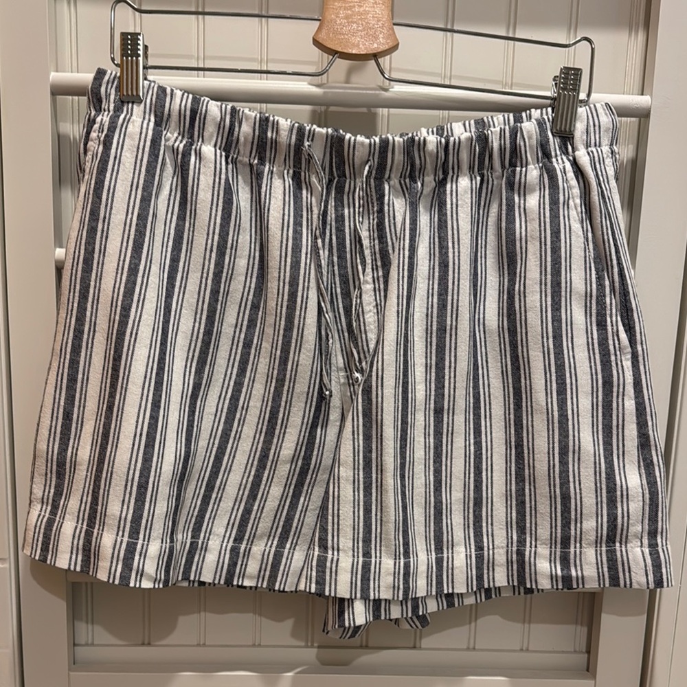 GAP Women's Striped Shorts in Dark Gray and White
